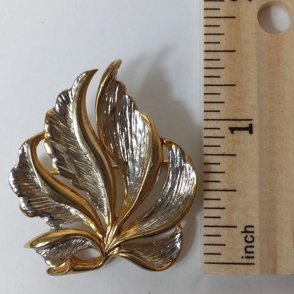 Vintage Unmarked Goltone and Silvertone Rolled Leaf Brooch - Picture 3 of 7